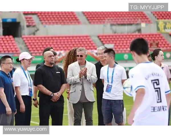 足球明星齐聚一堂精彩节目展现球场背后的故事与人生追求